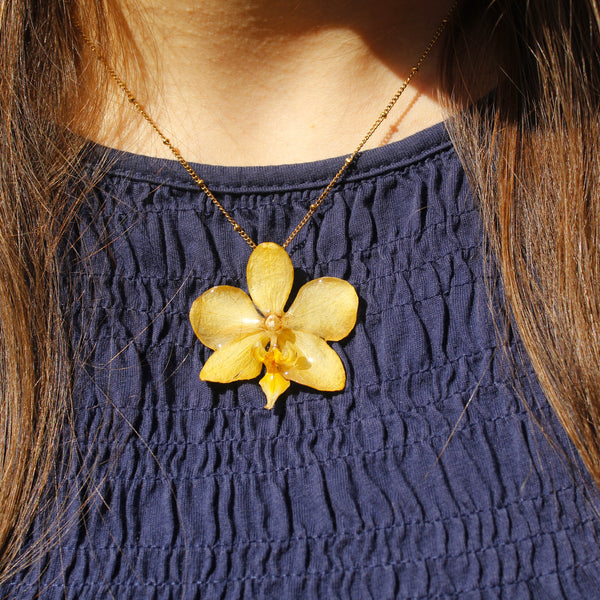 Collar orquídea amarilla