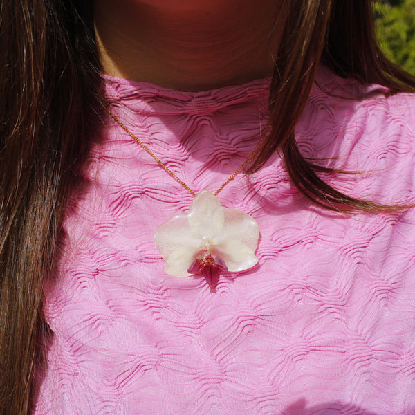 Collar orquídea blanca y fucsia