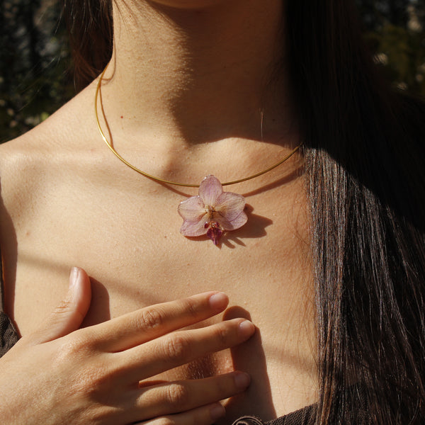 Collar rígido orquídea rosa