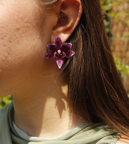 Pendientes orquídea pegados