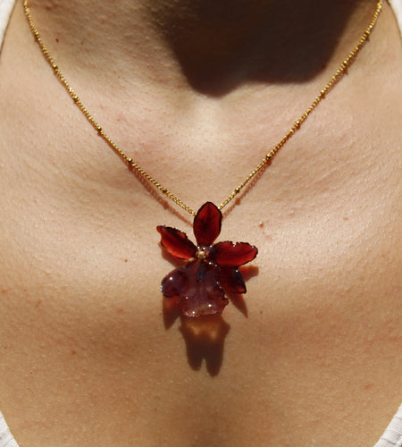 Collar orquídea granate