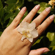 Anillo orquídea blanca grande miniatura 1