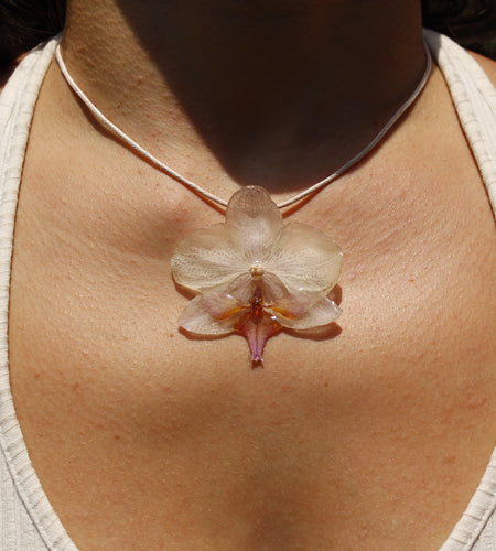 Collar orquídea cadena rosa pastel