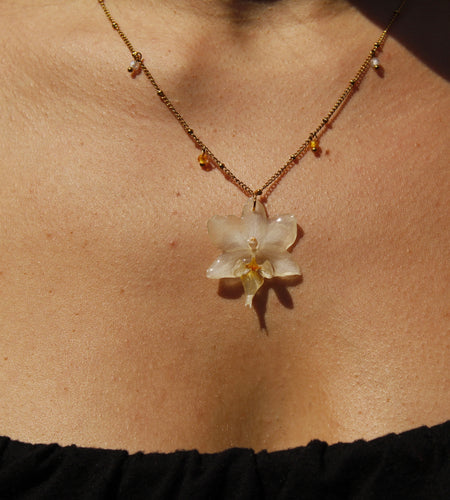 Collar con bolitas orquídea blanca