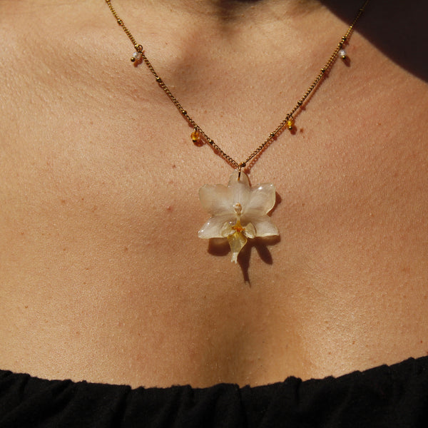Collar con bolitas orquídea blanca