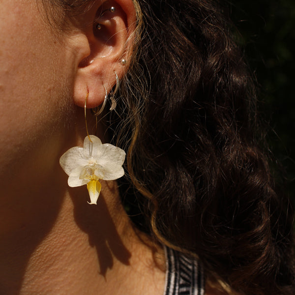 Pendientes orquídea blanca aro fino