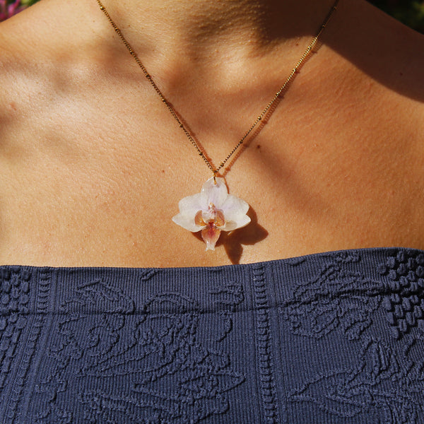 Collar orquídea blanca y rosa