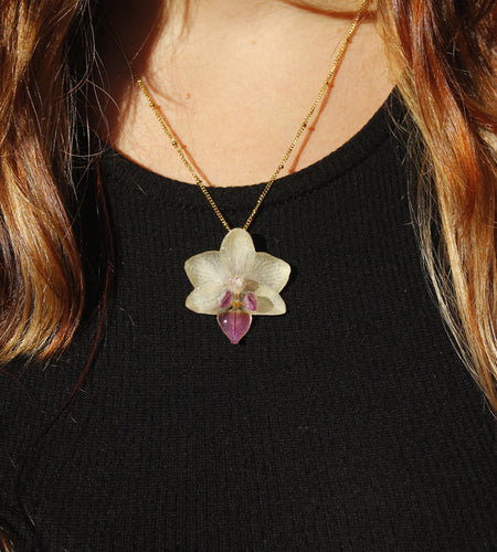 Collar orquídea blanca y morada pequeña