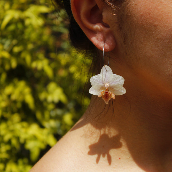 Pendientes orquídea blanca y rosa aro fino