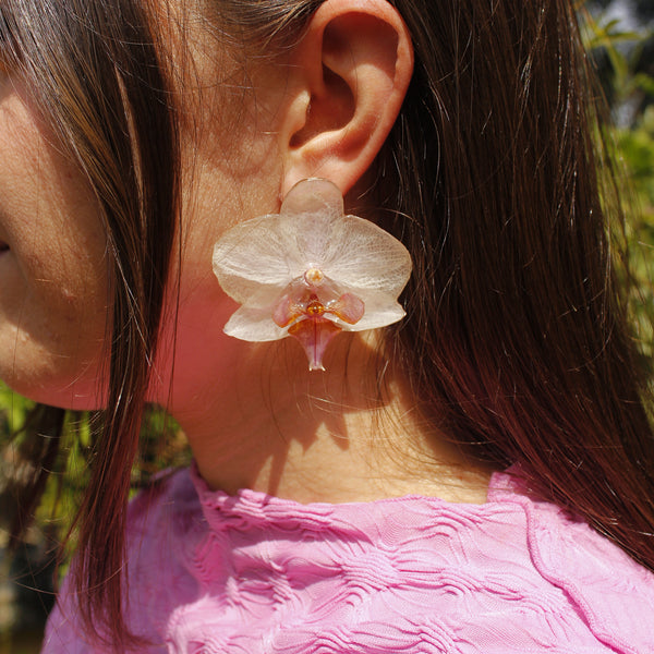 Pendientes pegados orquídea blanca y rosa