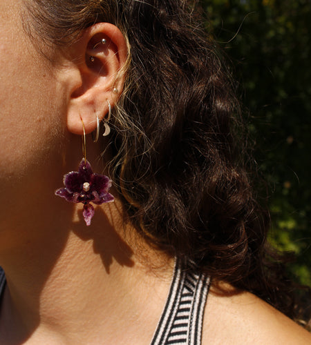Pendientes orquídea morada aro fino