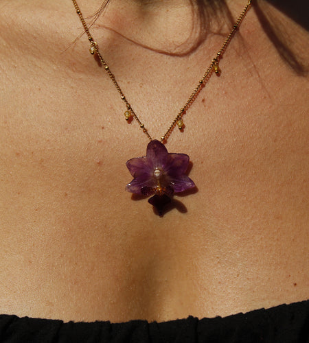 Collar con bolitas orquídea morada