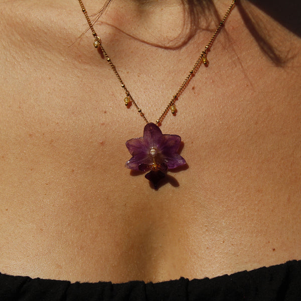 Collar con bolitas orquídea morada