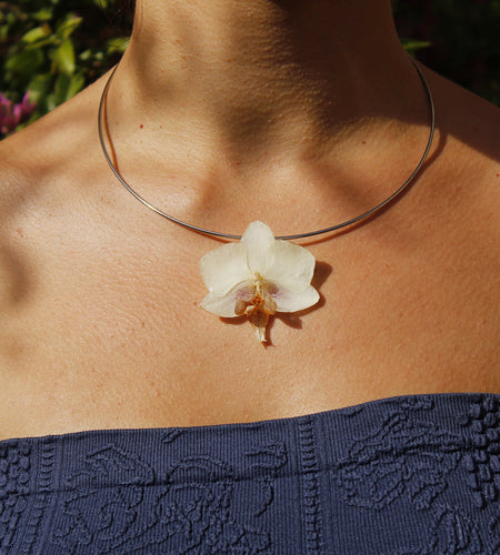 Collar rígido orquídea blanca