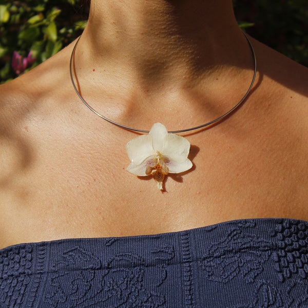 Collar rígido orquídea blanca