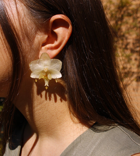 Pendientes orquídea blanca pegados con cuentas