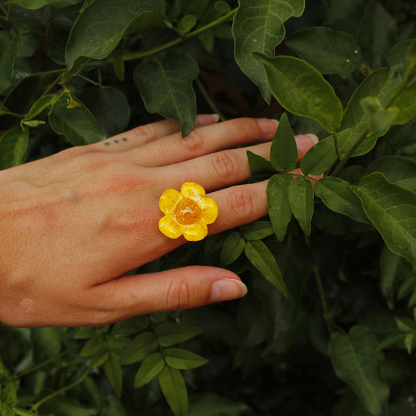 Anillo flor amarilla