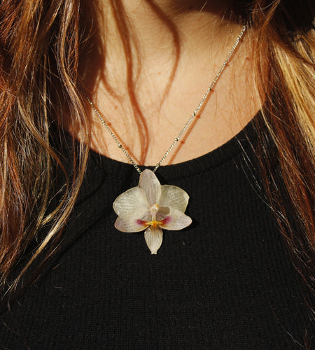 Collar orquídea blanca y fucsia pequeña