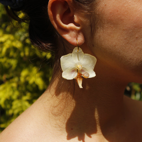Pendientes orquídea blanca con aro pequeño