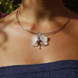 Collar rígido orquídea blanca y morada miniatura 1