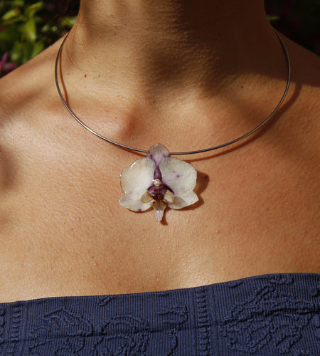 Collar rígido orquídea blanca y morada