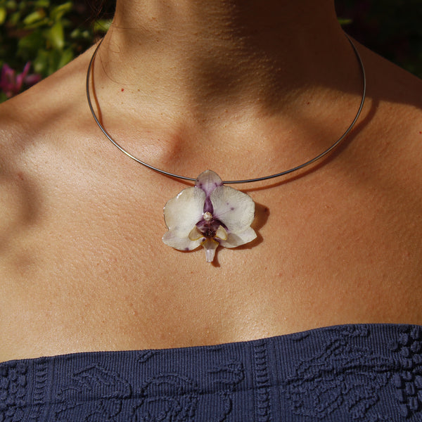 Collar rígido orquídea blanca y morada