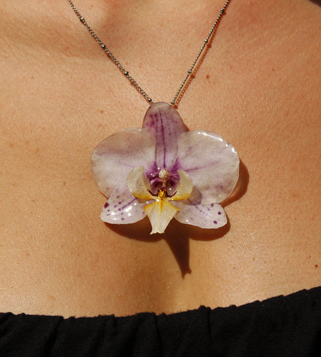 Collar orquídea maxi manchitas moradas