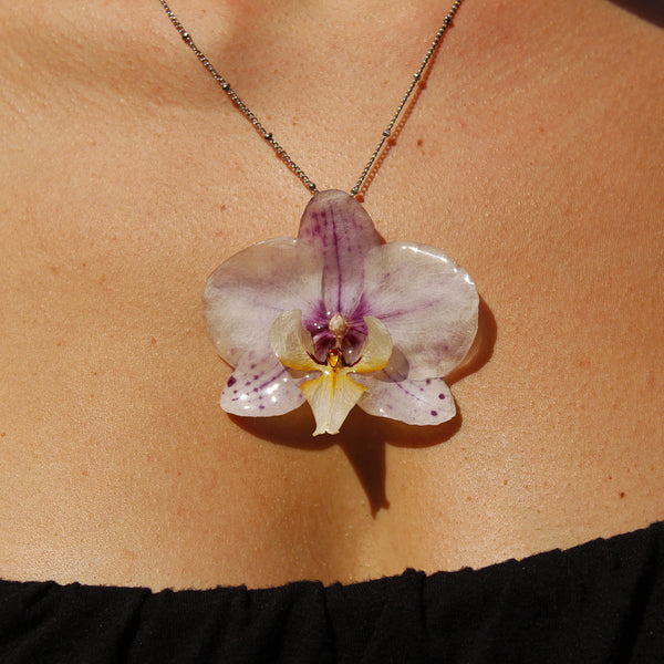 Collar orquídea maxi manchitas moradas