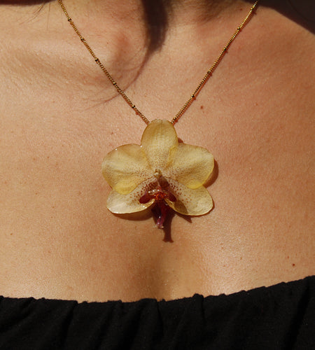 Collar orquídea amarilla maxi con puntitos