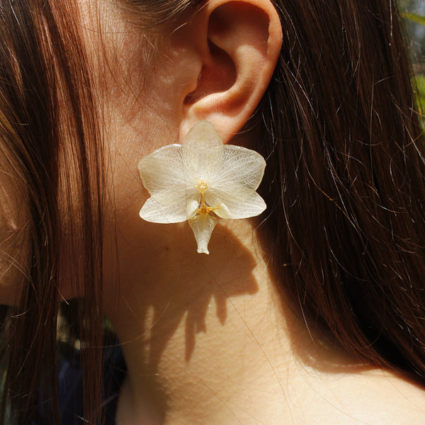 Pendientes orquídea blanca pegados