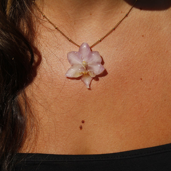 Collar orquídea rosa pastel