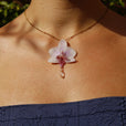 Collar orquídea blanca y rosa con cuentas miniatura 1