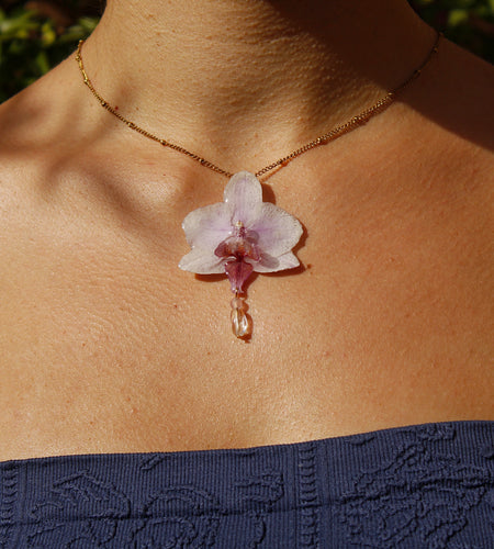 Collar orquídea blanca y rosa con cuentas