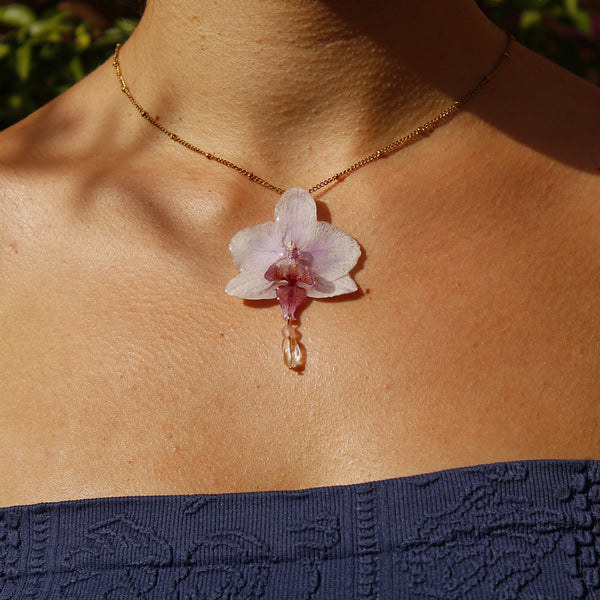 Collar orquídea blanca y rosa con cuentas