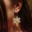 Pendientes aro fino orquídea blanca miniatura 3