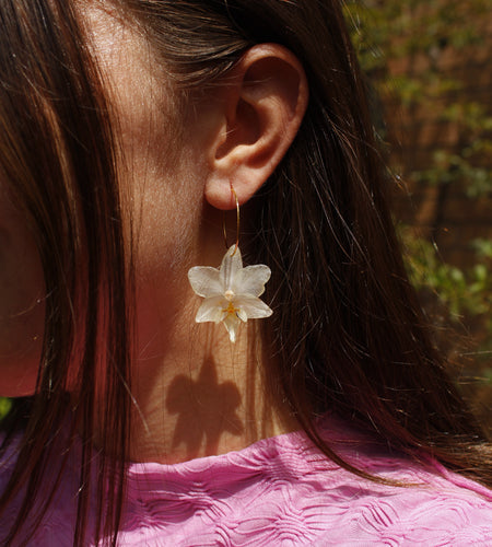 Pendientes aro fino orquídea blanca