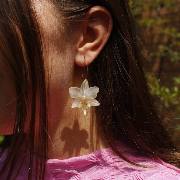 Pendientes aro fino orquídea blanca