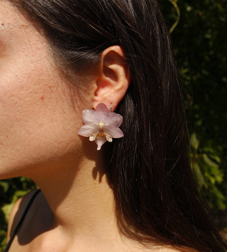 Pendientes orquídea rosa pastel pegados