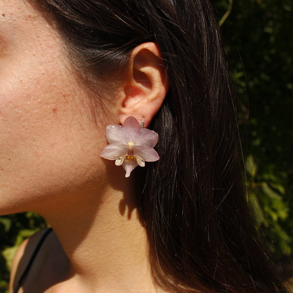 Pendientes orquídea rosa pastel pegados