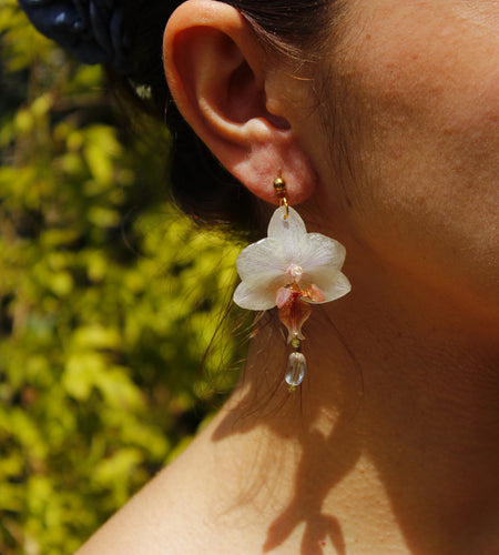 Pendientes orquídea blanca y rosa con cuentas