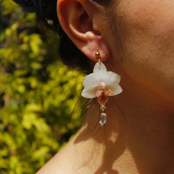 Pendientes orquídea blanca y rosa con cuentas