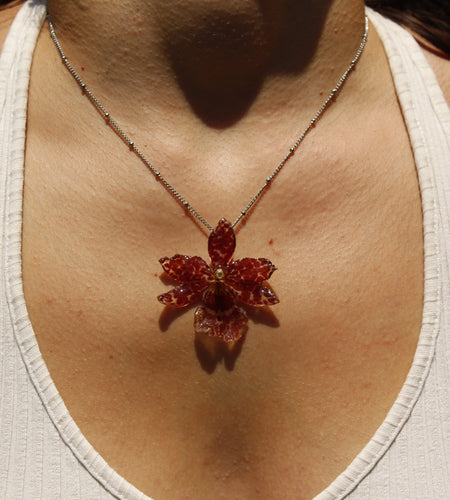 Collar orquídea granate con puntitos