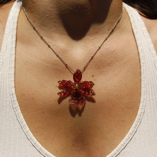 Collar orquídea granate con puntitos