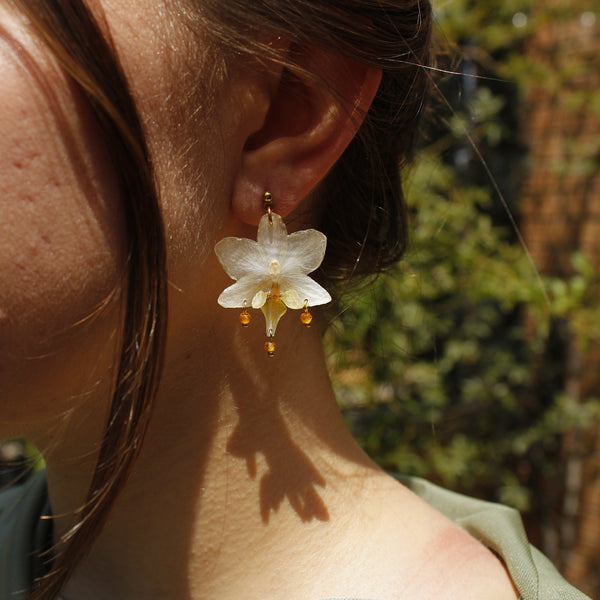 Pendientes orquídea con cuentas