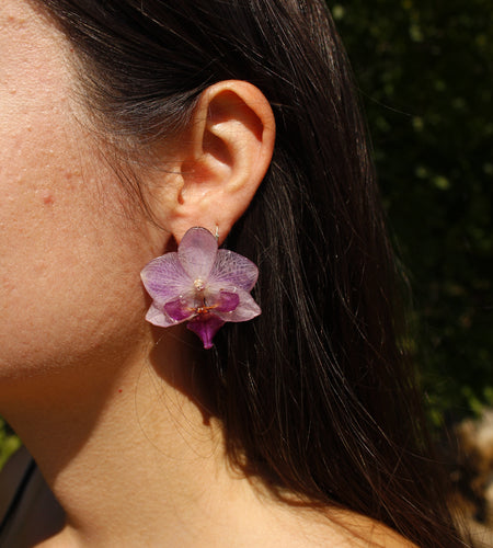 Pendientes orquídea lila pegados