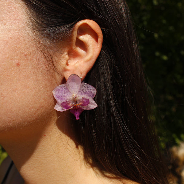 Pendientes orquídea lila pegados